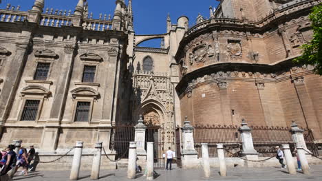 Kathedrale-Von-Sevilla-Mit-Seiteneingang