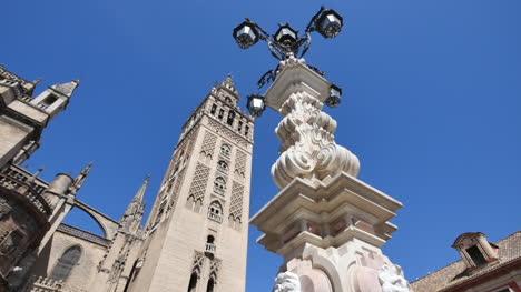 Sevilla-Laternenpfahl-Und-Giralda-Turm