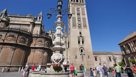 Sevilla-Se-Inclina-Hacia-Arriba-De-La-Torre-Giralda