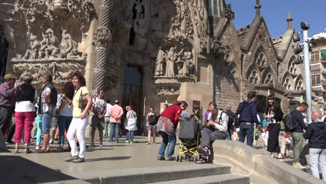 Spanien-Barcelona-Sagrada-Familia-Mit-Touristen