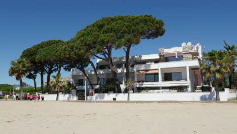 Spanien-Cambrils-Blick-Auf-Ein-Gasthaus-Am-Strand-Mit-Pinien