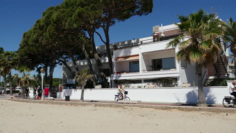 Spanien-Cambrils-Blick-Auf-Wohnungen-Mit-Radfahrern-Und-Wanderern