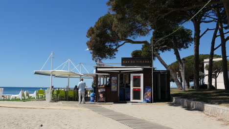 Spanien-Cambrils-Blick-Auf-Ein-Café-Am-Strand