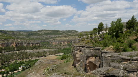 España-Cuenca-Acantilados-Y-Río-Cerca-De-La-Ciudad