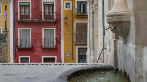 Spanien-Cuenca-Brunnen-Und-Gebäude