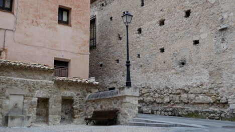 Spanien-Cuenca-Laternenpfahl-Durch-Seitenstraße