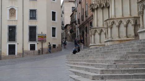 Spanien-Cuenca-Hauptplatz-Mit-Kirchentreppen