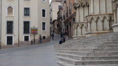 España-Cuenca-Plaza-Principal-Con-Escalones-De-La-Iglesia