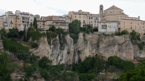 Spanien-Cuenca-Blick-Auf-Die-Stadt-Auf-Einer-Klippe
