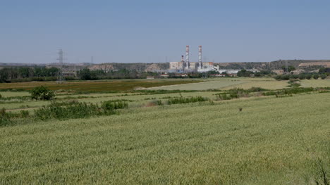 Spanien-Ebro-Tal-Kraftwerk-Und-Weizen