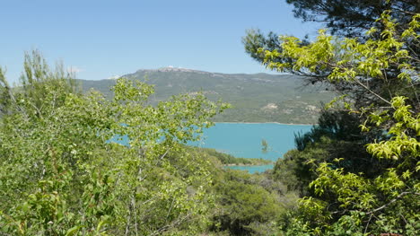 Spanien-Reservoir-Von-Mittel-Zwischen-Bäumen