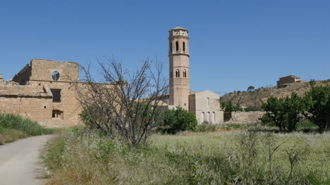 Spanien-Monasterio-De-Rueda-Strauch-Mit-Turm