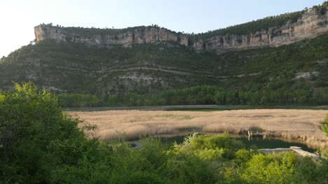 Spanien-Serrania-De-Cuenca-Klippen-über-Einer-Lagune-Schilf