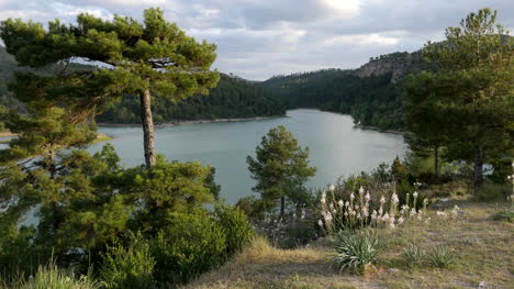 España-Serrania-De-Cuenca-Lago-De-Montaña-En-Sol