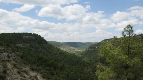 España-Serrania-De-Cuenca-Pueblo-En-Valle-Muy-Lejos