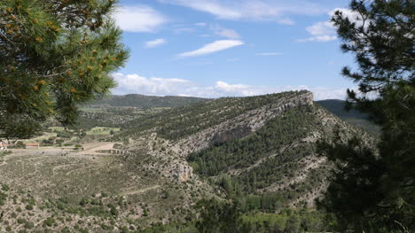 Spanien-Sierra-De-Gudar-Hügel-Mit-Geneigten-Schichten