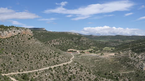 Spanien-Sierra-De-Gudar-Landschaft-Mit-Straße-Um-Hügel