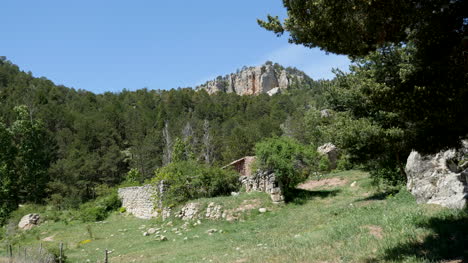 España-Sierra-De-Gudar-Paisaje-Con-Ruina-De-Piedra