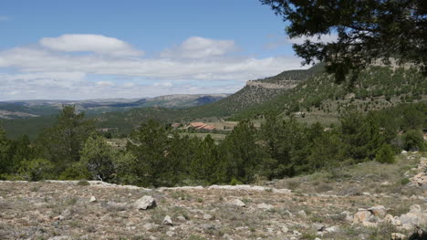 España-Sierra-De-Gudar-Vista-Con-Primer-Plano-Pedregoso