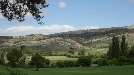 Spanien-Sierra-De-Gudar-Weizenfeld-Und-Hügel