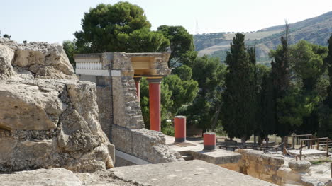 Griechenland-Kreta-Knossos-Säulen-Umrahmen-Einen-Blick-Auf-Die-Landschaft