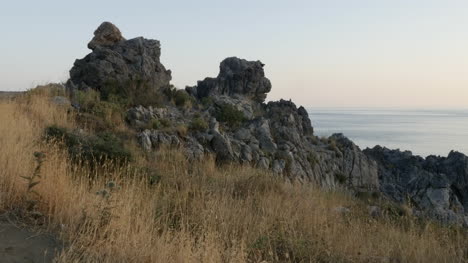 Griechenland-Kreta-Libysche-Küste-Felsen-Und-Trockenes-Gras