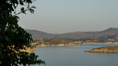 Griechenland-Kreta-Eine-Rebe-Umrahmt-Den-Blick-Auf-Eine-Bucht