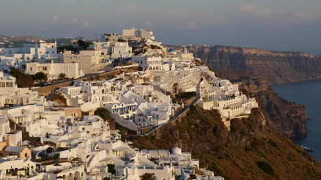 Grecia-Santorini-Fira-En-El-Borde-De-La-Caldera-A-La-Luz-De-La-Tarde