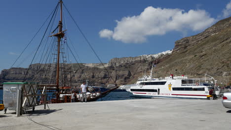 Griechenland-Santorini-Docks-Mit-Booten-Und-Wolken