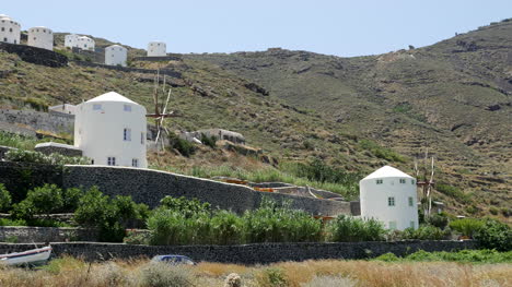 Griechenland-Santorini-Landschaftsansicht-Mit-Windmühlen