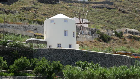 Paisaje-De-Grecia-Santorini-Con-Un-Molino-De-Viento