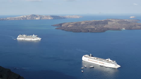 Griechenland-Santorini-Zwei-Kreuzfahrtschiffe
