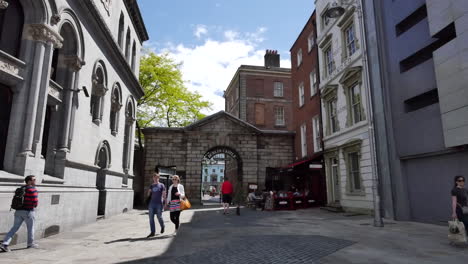 Irland-Dublin-Castle-Gateway-Mit-Menschen