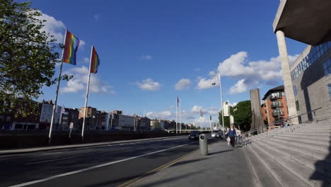 Irland-Dublin-Belebte-Straße-Mit-Wolken