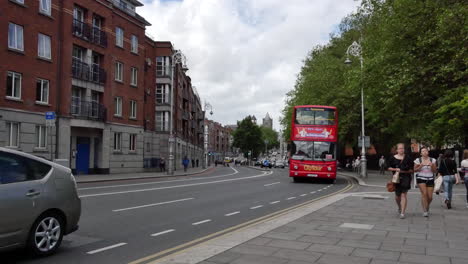 Irlanda-Dublín-Tráfico-Con-Autobús-Rojo