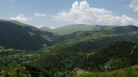 Spanien-Pyrenäen-Wolken-über-Bergen