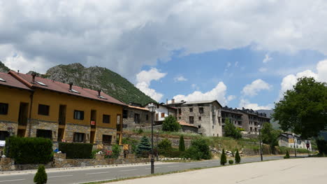Spanien-Pyrenäen-El-Führen-Alte-Und-Neue-Häuser