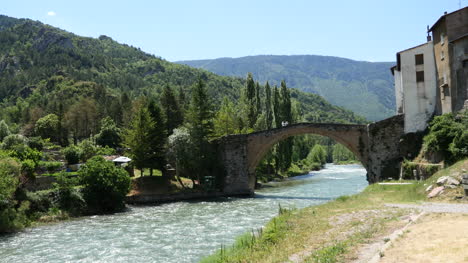 Spanien-Pyrenäen-Gerri-De-La-Sal-Brücke-Am-Fluss-Noguera