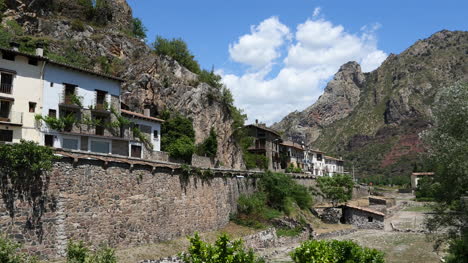 España-Pirineos-Gerri-De-La-Sal-Pared-Y-Casas-Con-Nube