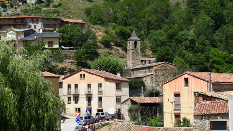 Spanien-Pyrenäen-Martinet-Blick-Auf-Die-Kirche