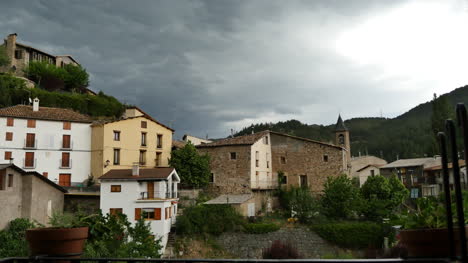 España-Pirineos-Pueblo-De-Senterada-Antes-De-La-Tormenta