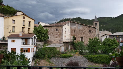 Spanien-Pyrenäen-Senterada-Dorfblick-Am-Nachmittag