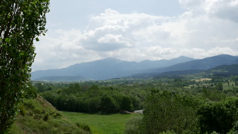 Spanien-Pyrenäen-Wolken-über-Bewaldeten-Hügeln-Und-Feldern