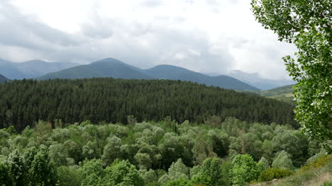 Spanien-Pyrenäen-Wolken-über-Bewaldeten-Hügeln-Und-Bergen