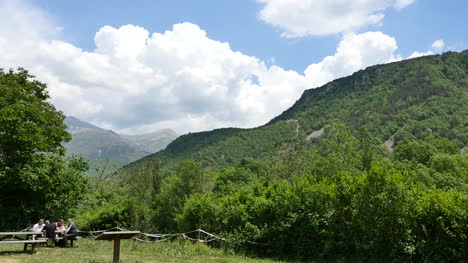 Spanien-Pyrenäen-Picknick-Im-Bergtal