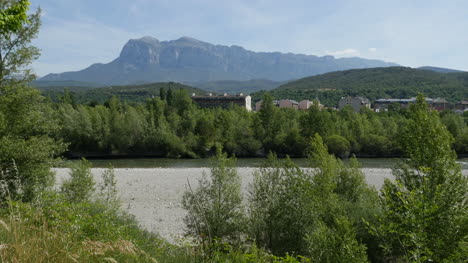 Spanien-Pyrenäen-Fluss-Und-Berg