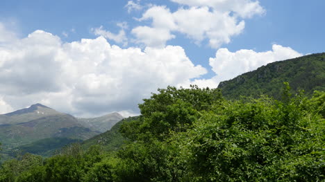 España-Pirineos-En-Una-Ladera-De-Montaña