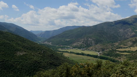 España-Valle-De-Los-Pirineos-Y-Nubes