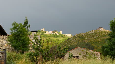 Spanien-Pyrenäen-Dorf-Auf-Einem-Hügel