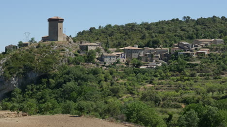 Pueblo-De-Los-Pirineos-Con-Torre